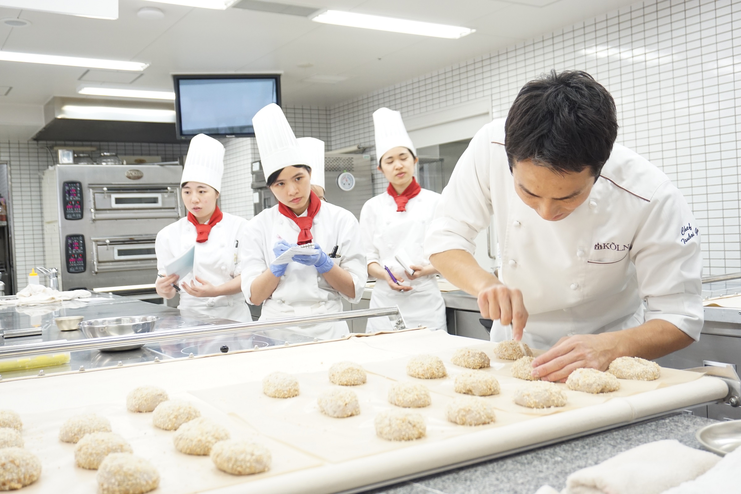 パティシエとして開業するには 神戸国際調理製菓専門学校